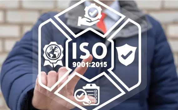 Homem com mão em cima do ISO 9001:2015